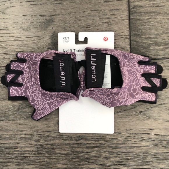 Lululemon Woman’s uplifting training gloves - Picture 3 of 7